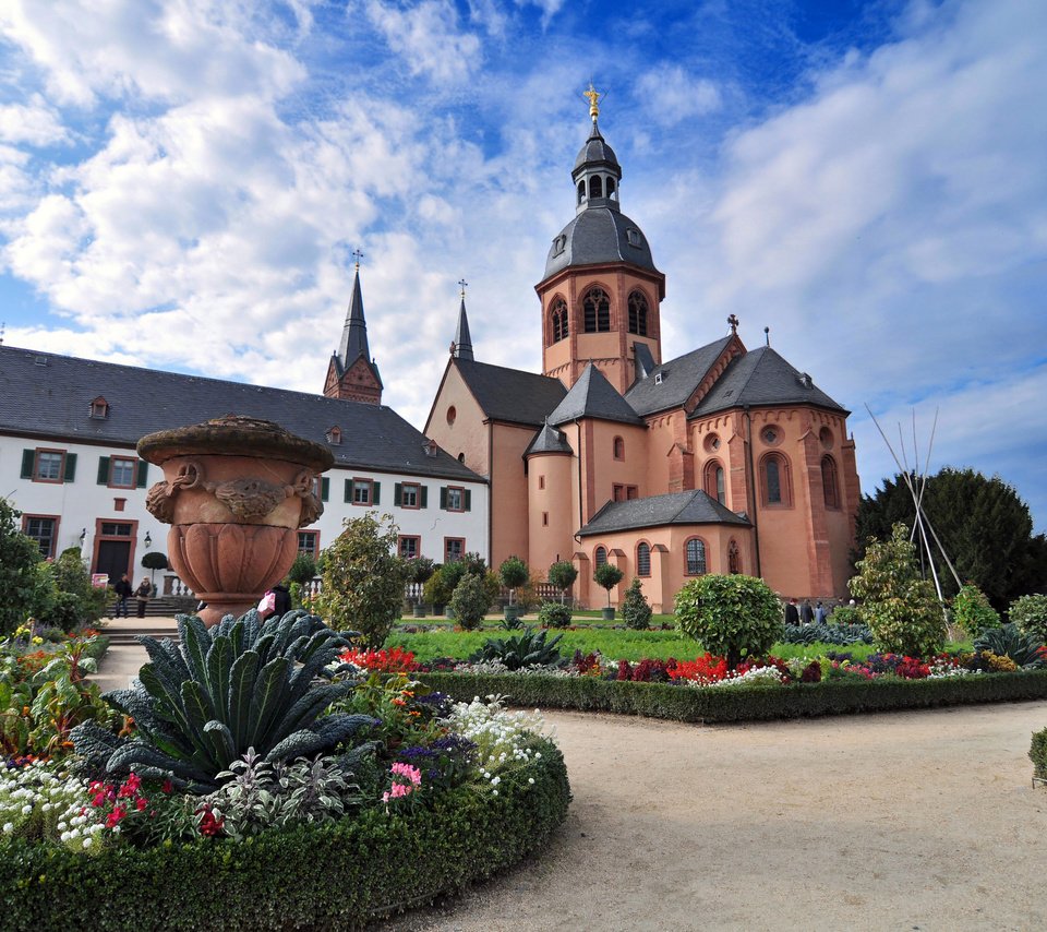 Обои цветы, собор, германия, клумба, клумбы, зелигенштадт, flowers, cathedral, germany, flowerbed, beds, seligenstadt разрешение 3264x2168 Загрузить