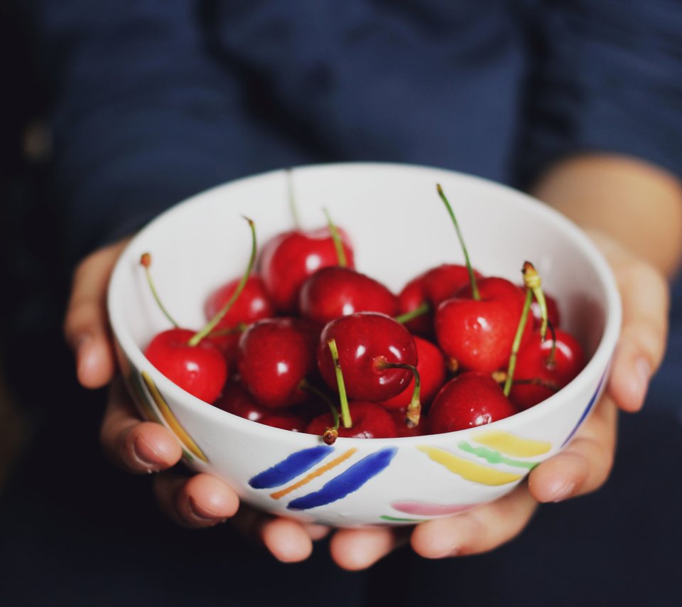 Обои черешня, ягоды, много, руки, тарелка, ладони, миска, cherry, berries, a lot, hands, plate, palm, bowl разрешение 5184x3456 Загрузить