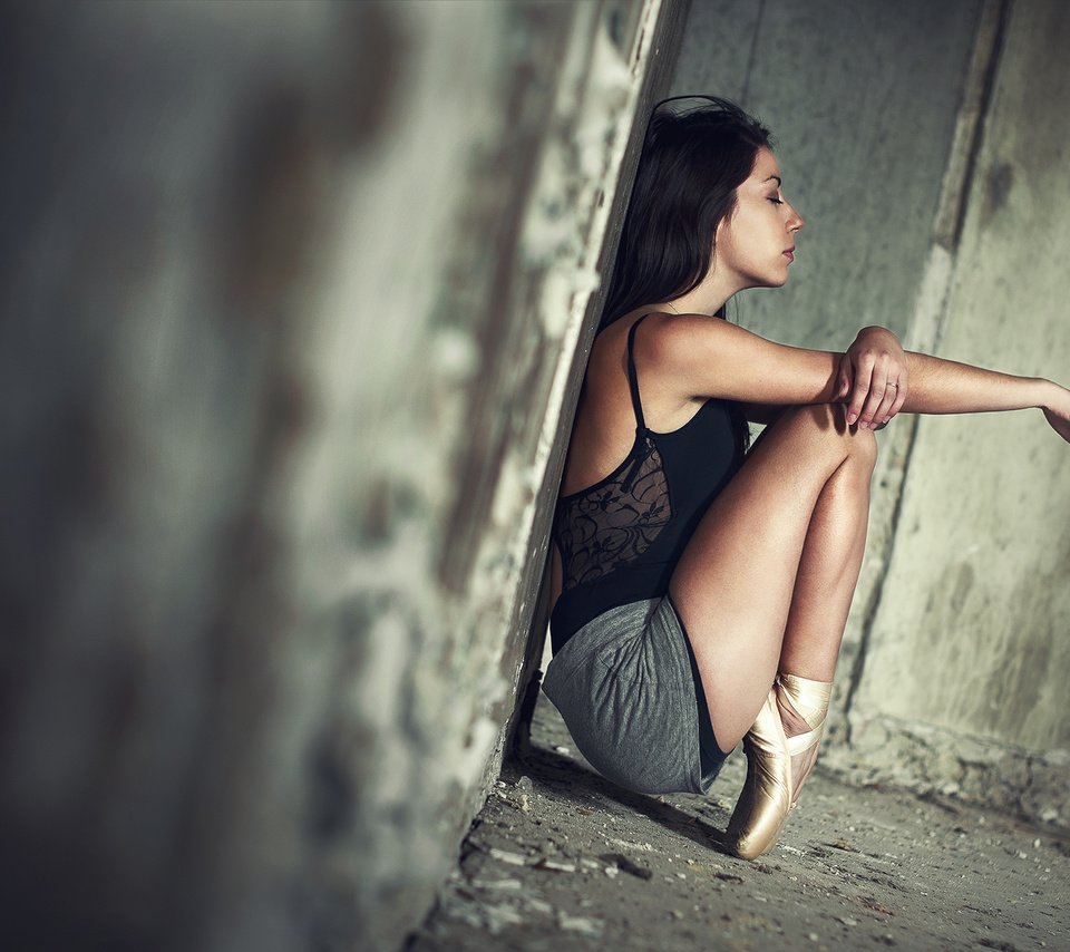 Обои девушка, сидит, балерина, пуанты, girl, sitting, ballerina, pointe shoes разрешение 2000x1335 Загрузить