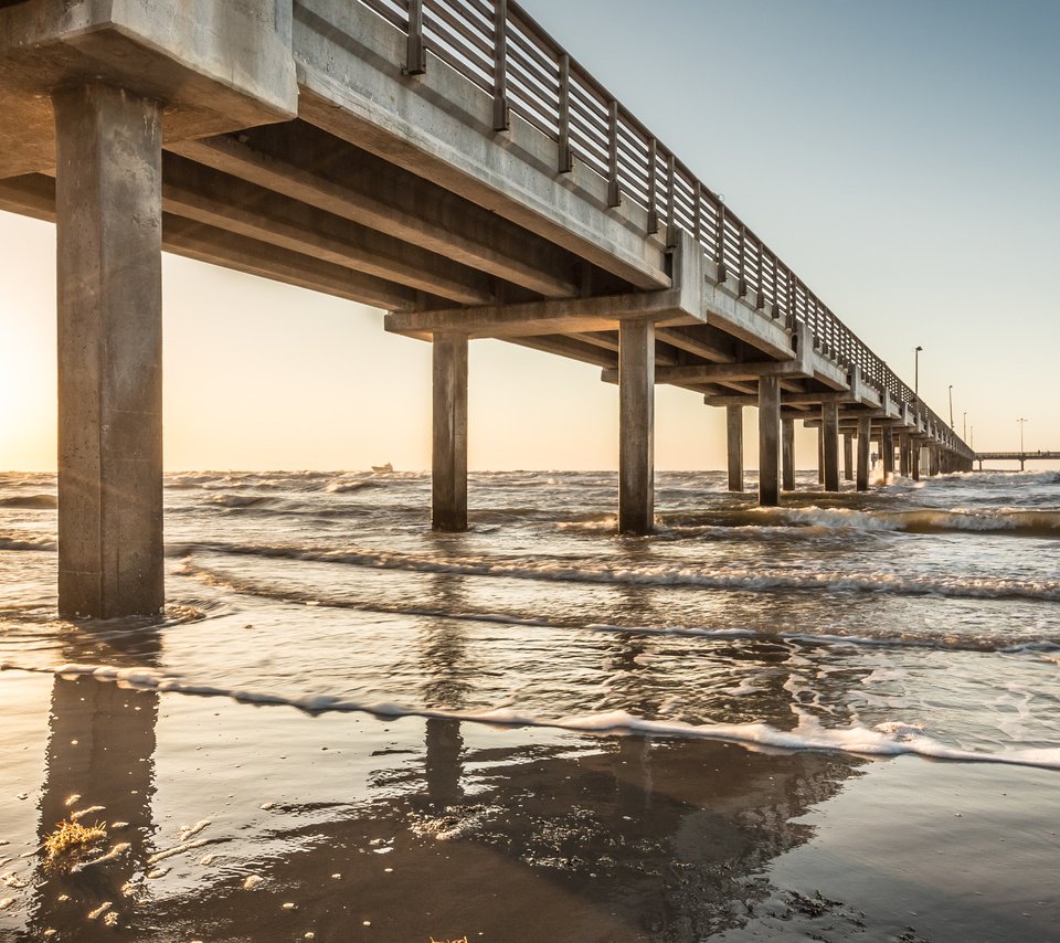 Обои небо, волны, мост.сваи.опоры, the sky, wave, bridge.piles.support разрешение 4096x2160 Загрузить