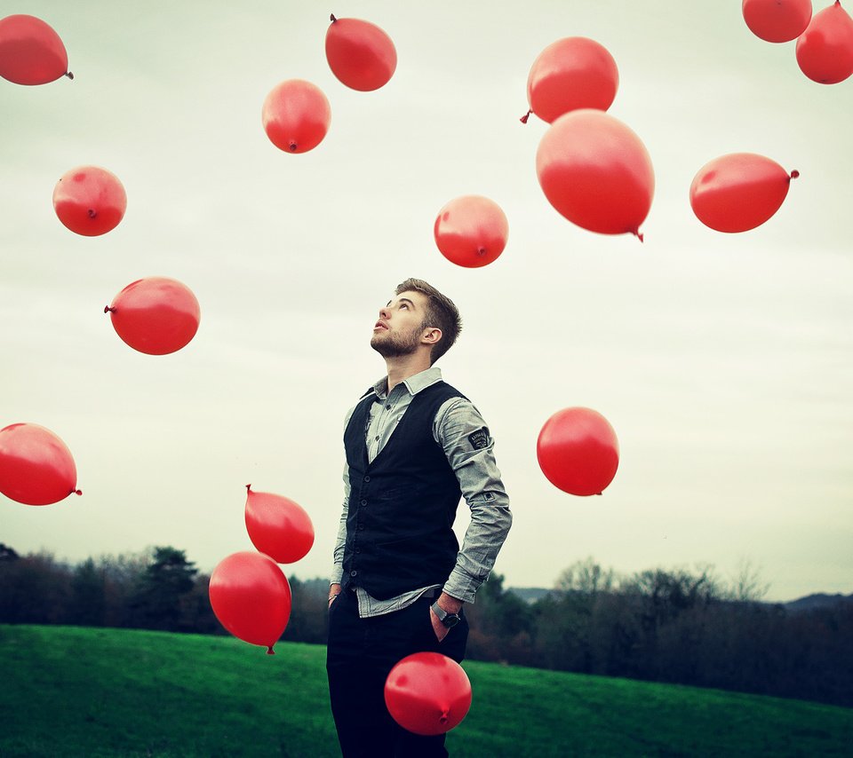 Обои небо, настроение, парень, воздушные шарики, the sky, mood, guy, balloons разрешение 2000x1328 Загрузить