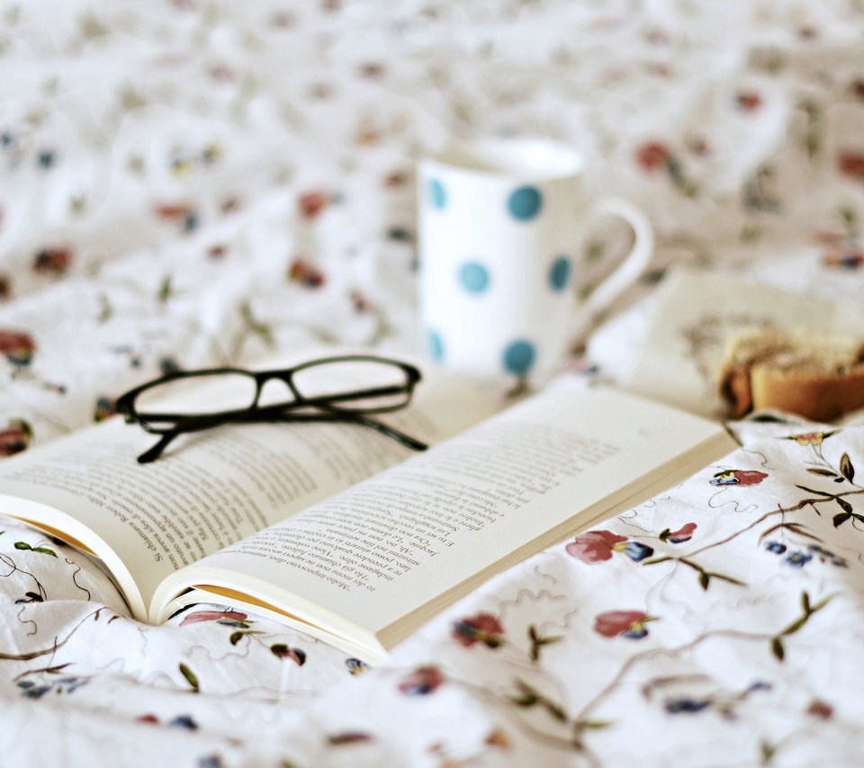 Обои очки, кружка, книга, glasses, mug, book разрешение 2048x1365 Загрузить