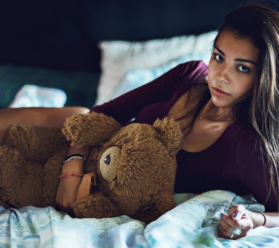 Обои девушка, взгляд, мишка, игрушка, модель, длинные волосы, плюшевый медведь, girl, look, bear, toy, model, long hair, teddy bear разрешение 2560x1709 Загрузить
