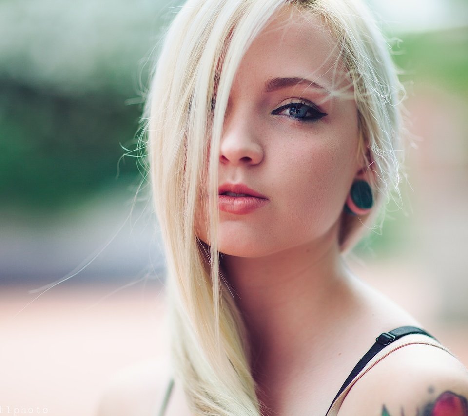 Обои глаза, блондинка, тату, фотограф, губы, лицо, девушка., aaron woodall, eyes, blonde, tattoo, photographer, lips, face, girl. разрешение 2048x1365 Загрузить