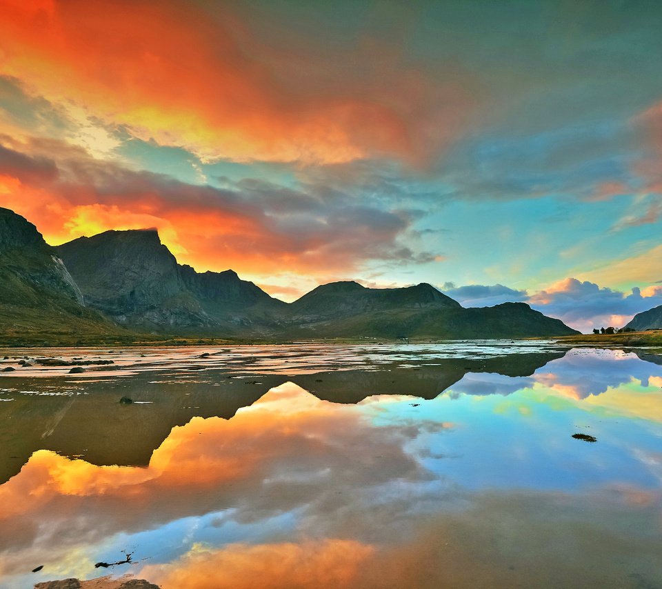 Обои небо, облака, озеро, горы, отражение, пейзаж, рассвет, the sky, clouds, lake, mountains, reflection, landscape, dawn разрешение 2048x1363 Загрузить