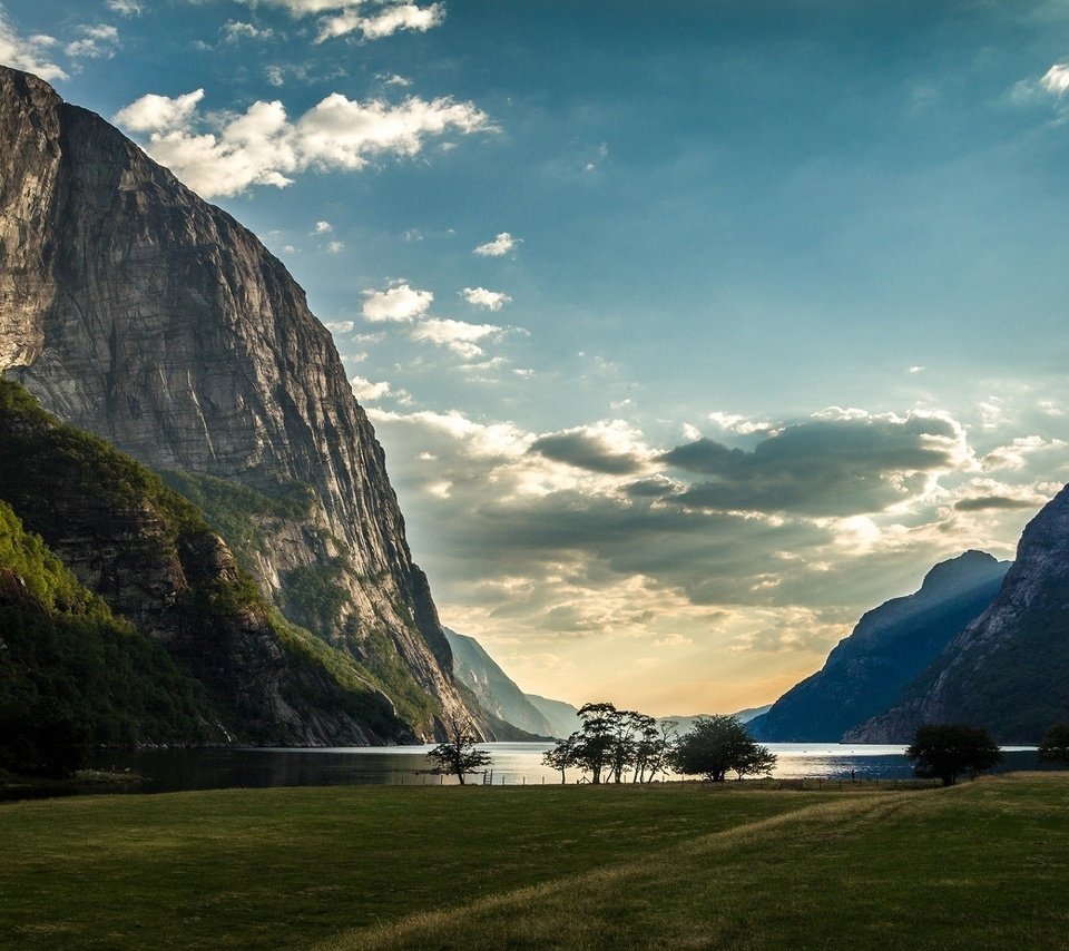 Обои озеро, скалистые горы, ровная поляна, lake, rocky mountains, smooth meadow разрешение 1920x1080 Загрузить