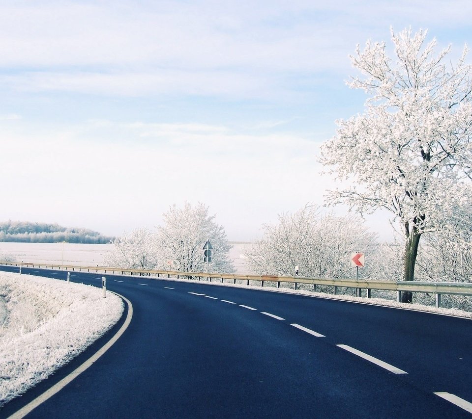 Обои снег, зима, гора, автодорога,     дерево, snow, winter, mountain, road, tree разрешение 1920x1200 Загрузить