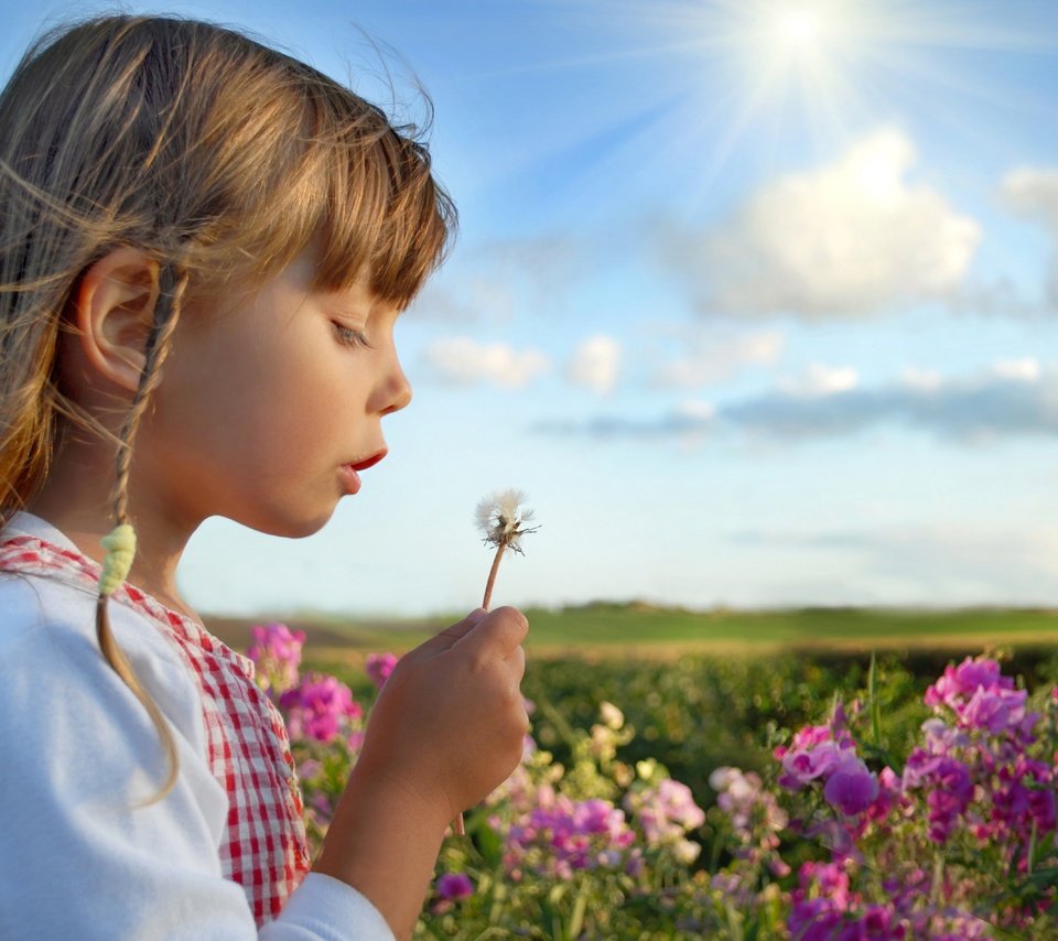 Обои цветы, дети, девочка, одуванчик, счастье, flowers, children, girl, dandelion, happiness разрешение 6972x4746 Загрузить