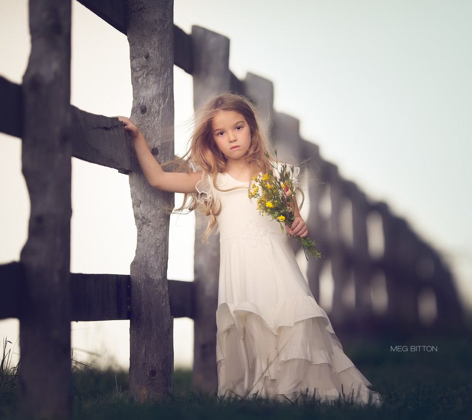 Обои цветы, настроение, платье, забор, дети, девочка, flowers, mood, dress, the fence, children, girl разрешение 2048x1370 Загрузить