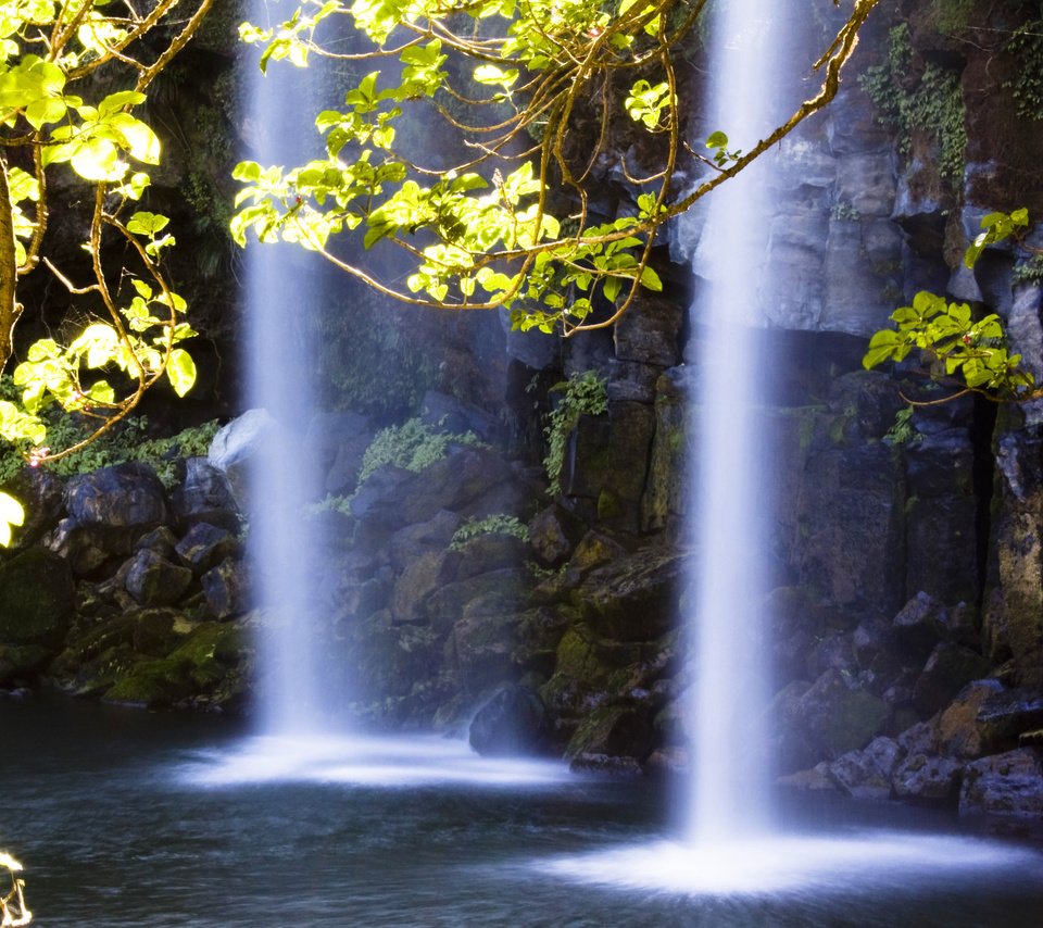 Обои свет, вода, скалы, камни, ветки, водопад, light, water, rocks, stones, branches, waterfall разрешение 3672x2537 Загрузить