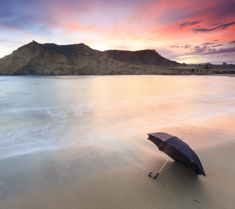 Обои скалы, берег, море, песок, пляж, зонт, зонтик, rocks, shore, sea, sand, beach, umbrella разрешение 1920x1280 Загрузить