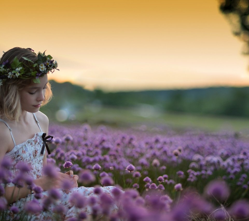 Обои цветы, девочка, венок, flowers, girl, wreath разрешение 2048x1297 Загрузить