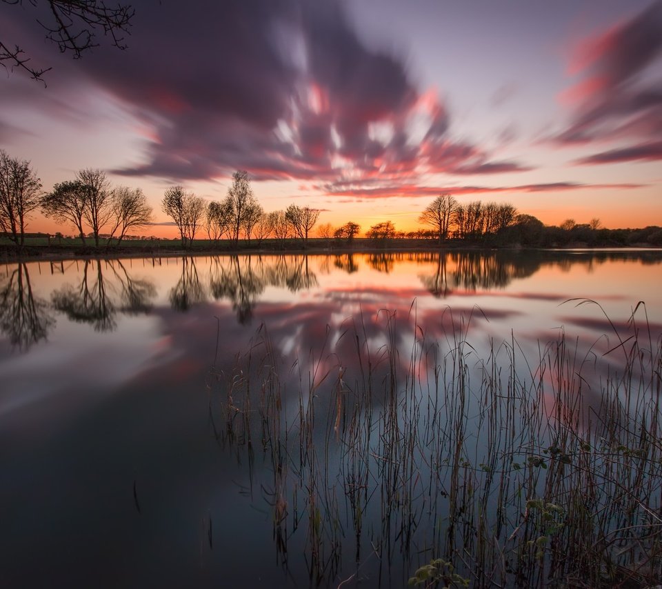 Обои небо, облака, деревья, вечер, озеро, закат, the sky, clouds, trees, the evening, lake, sunset разрешение 2048x1311 Загрузить