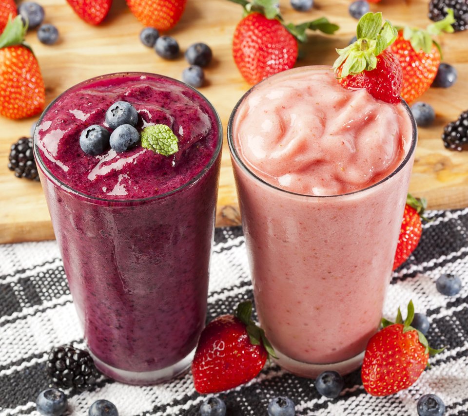 Обои напиток, клубника, ягоды, черника, стаканы, ежевика, смузи, drink, strawberry, berries, blueberries, glasses, blackberry, smoothies разрешение 4200x2800 Загрузить