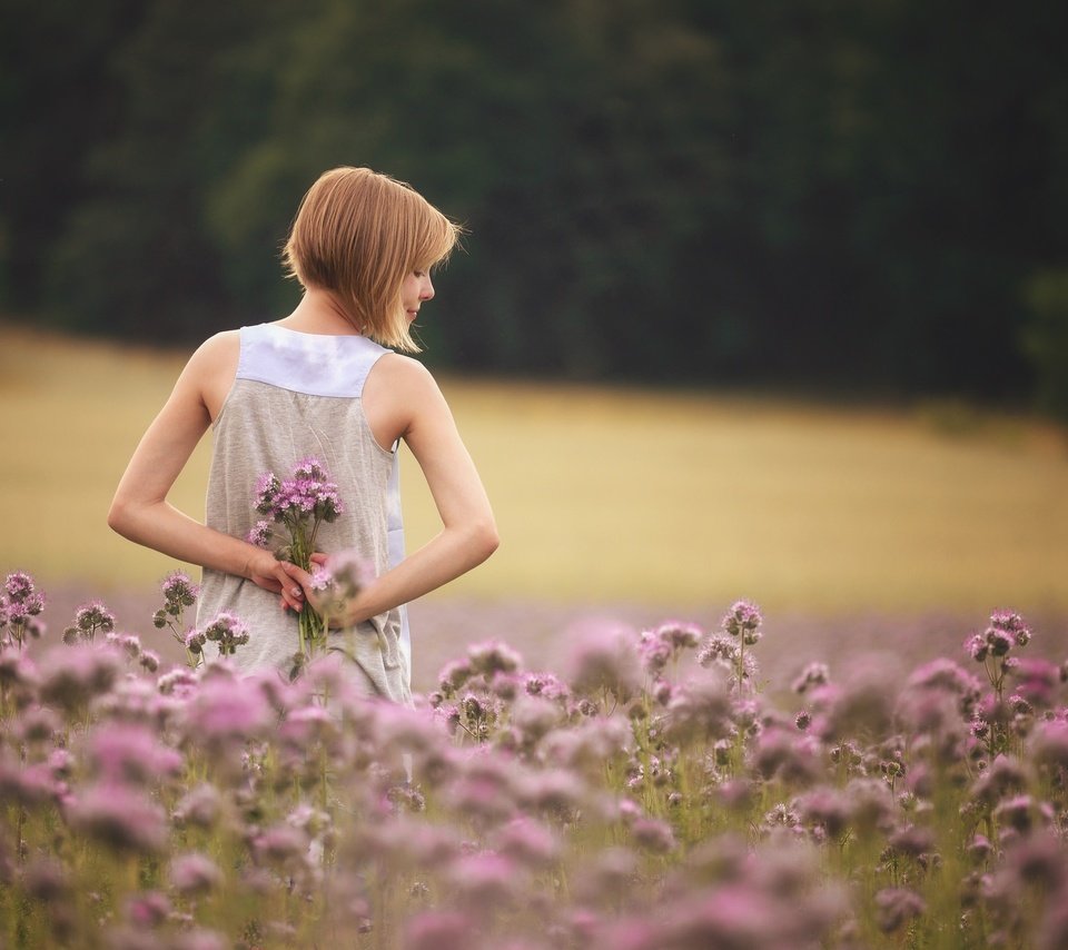 Обои цветы, природа, девушка, настроение, блондинка, flowers, nature, girl, mood, blonde разрешение 2048x1367 Загрузить