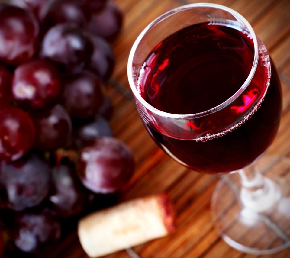 Обои виноград, бокал, вино, красное, пробка, grapes, glass, wine, red, tube разрешение 1920x1360 Загрузить