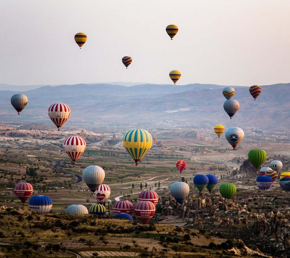 Обои горы, шары, воздушные шары, долина, mountains, balls, balloons, valley разрешение 2880x1920 Загрузить