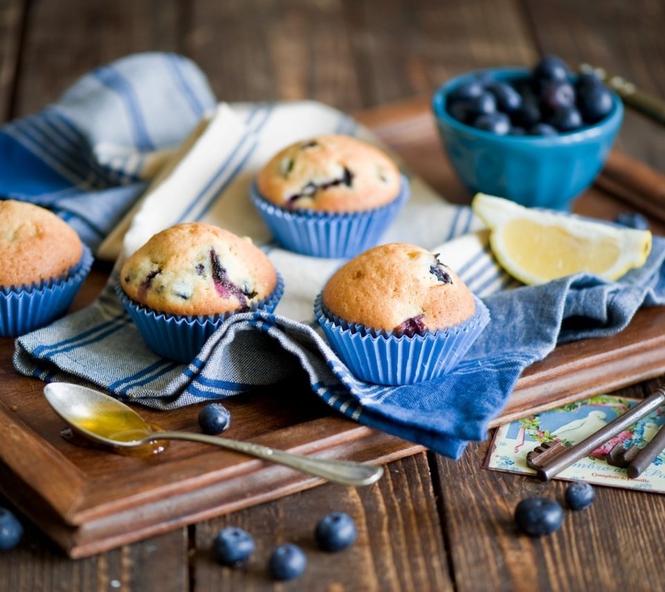Обои ягоды, кексы, черника, anna verdina, blueberry muffins, полотенце, выпечка, натюрморт, ложка, поднос, ключи, berries, cupcakes, blueberries, towel, cakes, still life, spoon, tray, keys разрешение 1920x1277 Загрузить