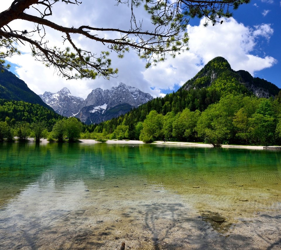 Обои небо, jasna lake, облака, озеро, горы, природа, лес, пейзаж, словения, the sky, clouds, lake, mountains, nature, forest, landscape, slovenia разрешение 3000x2002 Загрузить