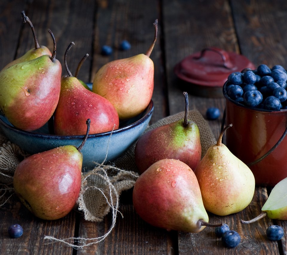 Обои фрукты, ягоды, черника, посуда, натюрморт, груши, anna verdina, fruit, berries, blueberries, dishes, still life, pear разрешение 2000x1259 Загрузить