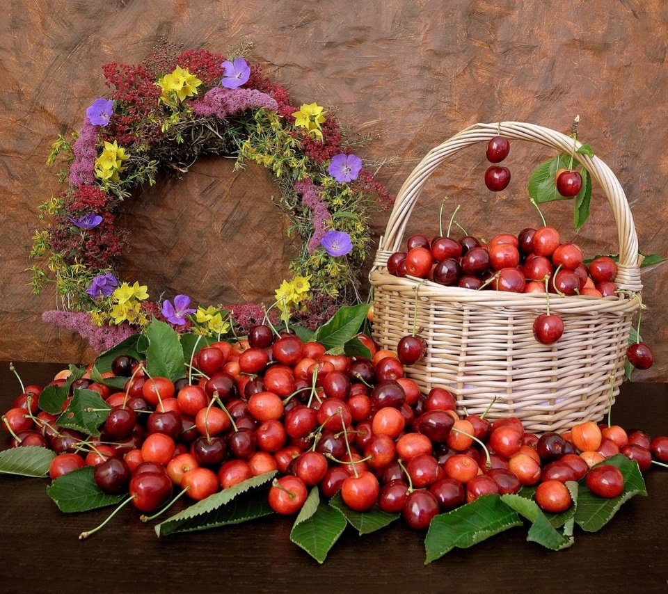 Обои цветы, листья, черешня, корзина, ягоды, вишня, венок, натюрморт, flowers, leaves, cherry, basket, berries, wreath, still life разрешение 1920x1440 Загрузить