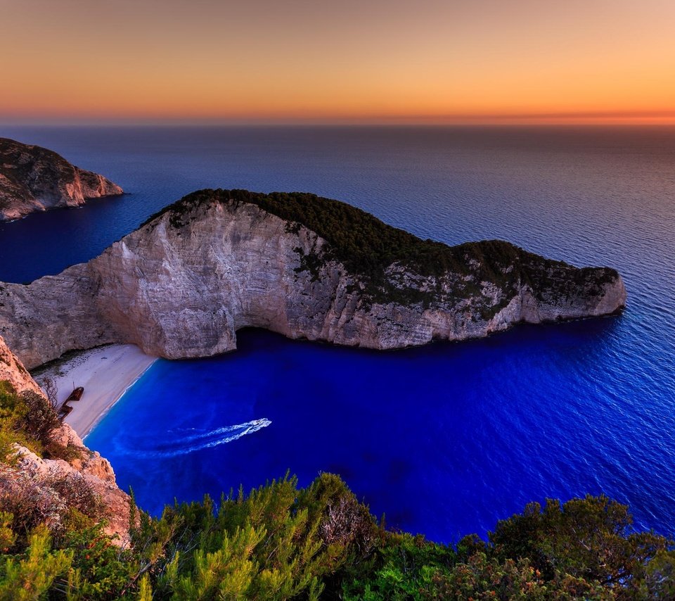 Обои скалы, море, пляж, остров, греция, ionian islands, navagio, rocks, sea, beach, island, greece разрешение 2048x1365 Загрузить