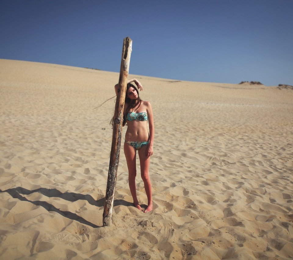 Обои девушка, песок, пляж, купальник, бикини, girl, sand, beach, swimsuit, bikini разрешение 2048x1365 Загрузить