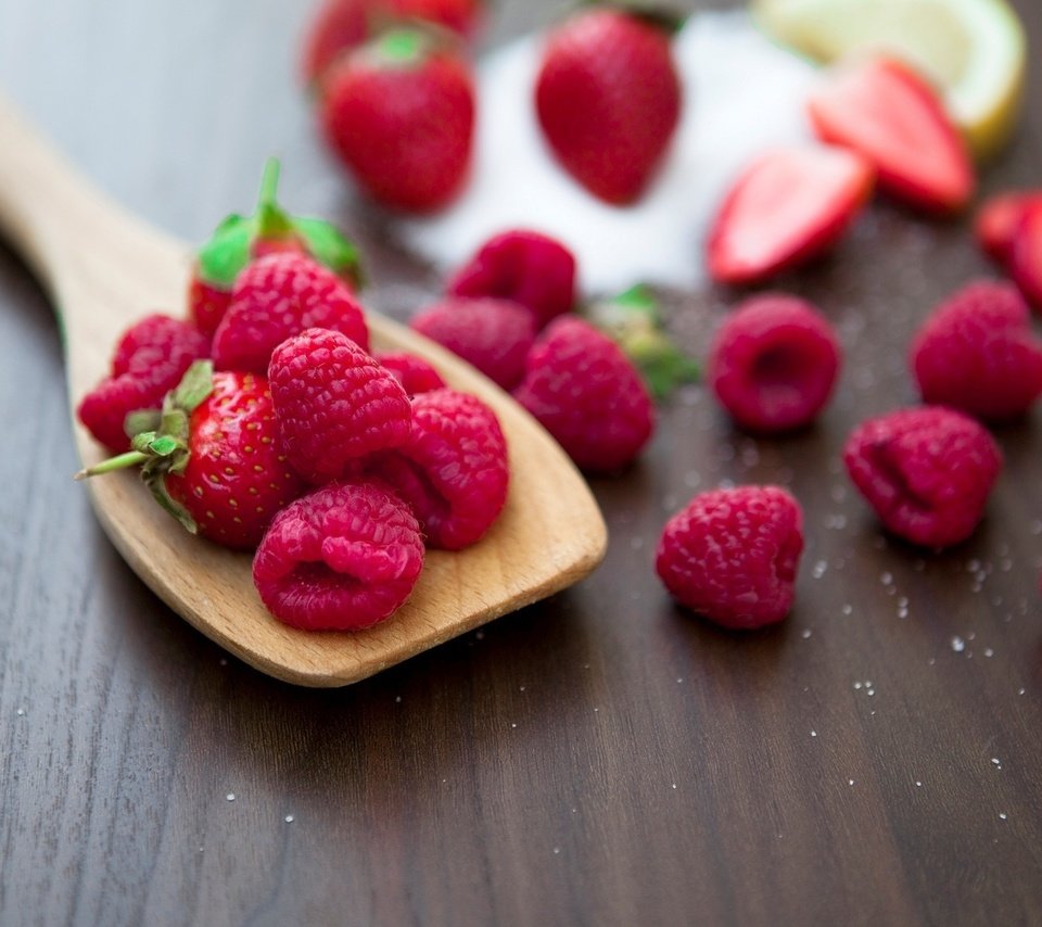 Обои фон, малина, ягода, еда, клубника, ложка, background, raspberry, berry, food, strawberry, spoon разрешение 1920x1200 Загрузить