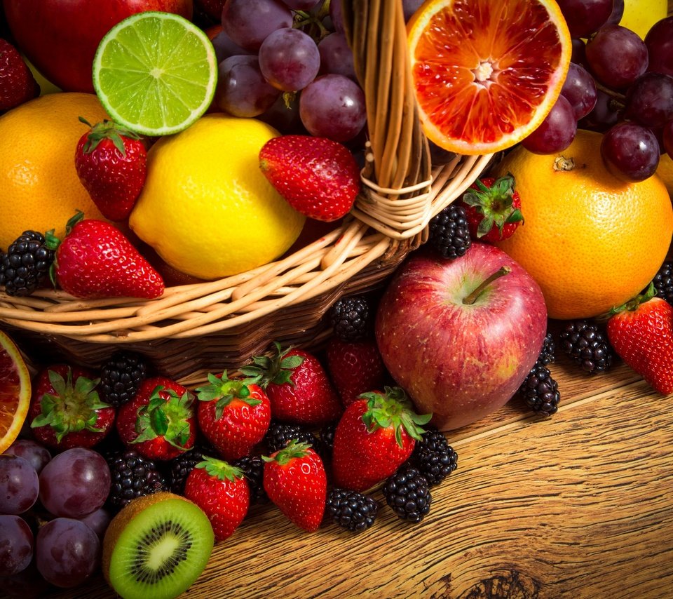 Обои виноград, киви, фрукты, корзинка, яблоки, ежевика, апельсины, клубника, лимон, ягоды, лайм, grapes, kiwi, fruit, basket, blackberry, apples, oranges, strawberry, lemon, berries, lime разрешение 2880x1920 Загрузить