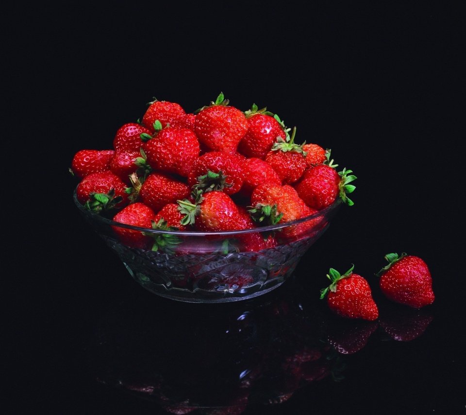 Обои клубника, черный фон, ягоды, ваза, strawberry, black background, berries, vase разрешение 1920x1440 Загрузить