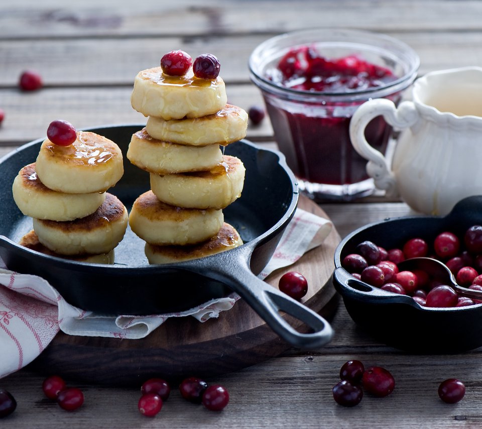 Обои джем, ягоды, посуда, выпечка, натюрморт, оладьи, клюква, jam, berries, dishes, cakes, still life, pancakes, cranberry разрешение 2000x1331 Загрузить