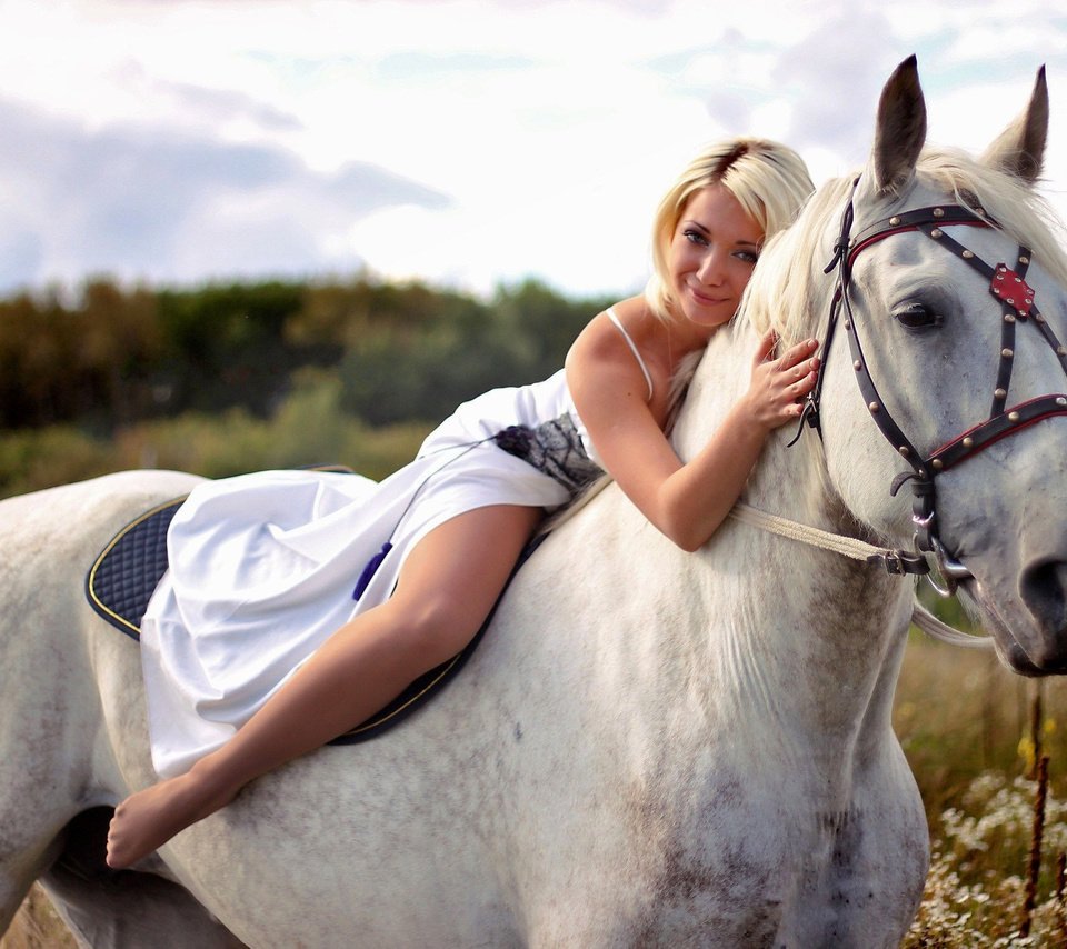 Обои лошадь, девушка, платье, блондинка, horse, girl, dress, blonde разрешение 2560x1707 Загрузить