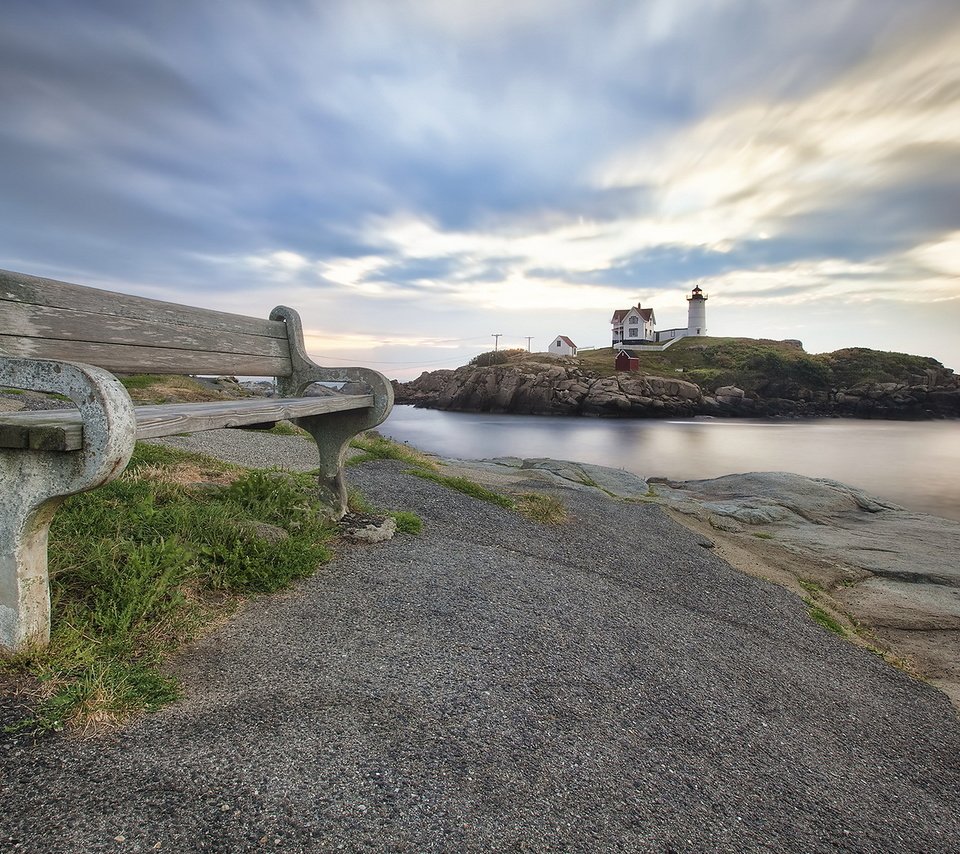 Обои небо, облака, море, маяк, побережье, скамейка, the sky, clouds, sea, lighthouse, coast, bench разрешение 1920x1200 Загрузить