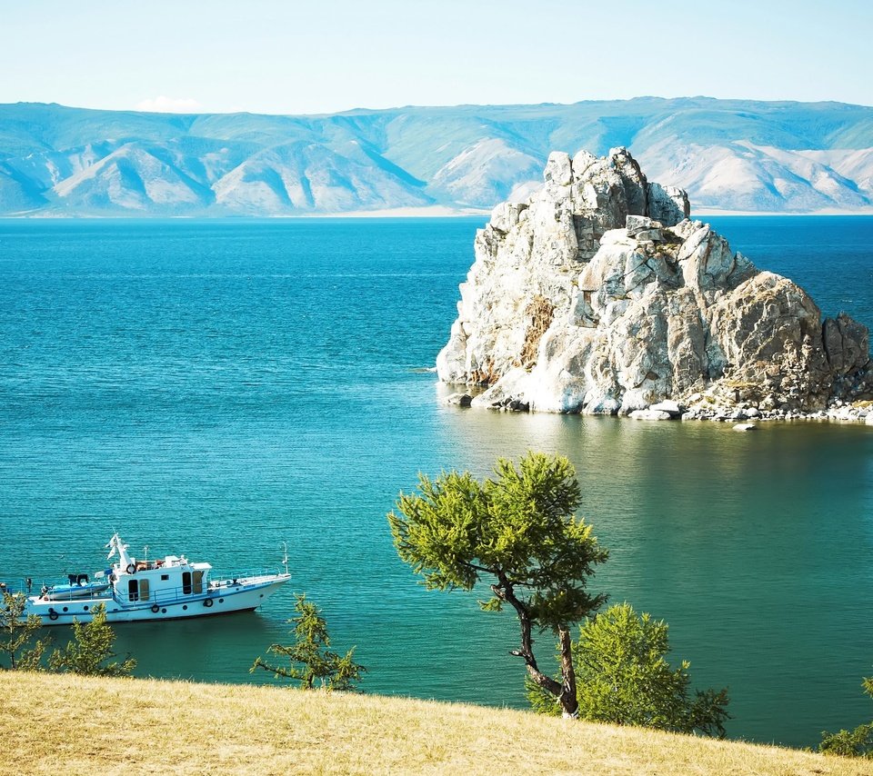 Обои озеро, горы, скалы, берег, корабль, россия, байкал, остров ольхон, lake, mountains, rocks, shore, ship, russia, baikal разрешение 2560x1600 Загрузить