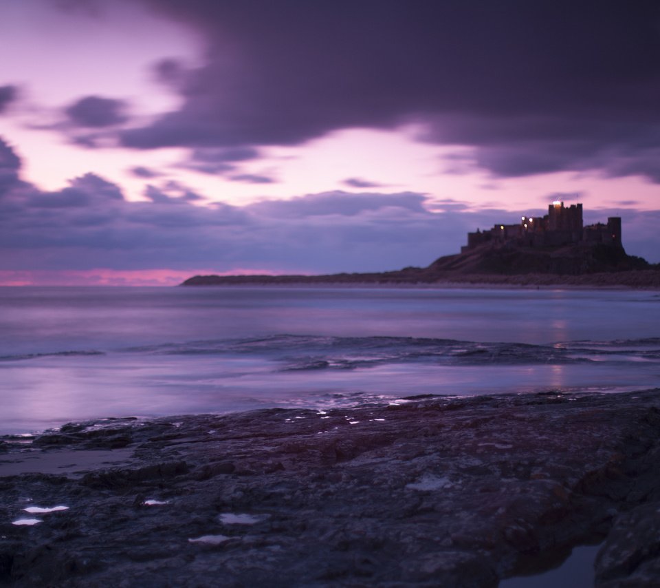 Обои облака, море, англия, неба, вечернее, great britain, берег моря, bamburgh castle, лиловая, clouds, sea, england, sky, evening, coast, purple разрешение 1920x1200 Загрузить