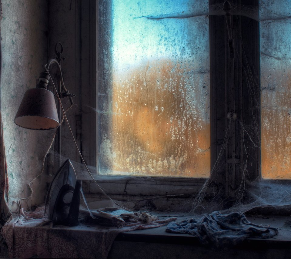 Обои лампа, окно, паутина, заброшеный, подоконник, утюг, тряпки, lamp, window, web, abandoned, sill, iron разрешение 2048x1365 Загрузить