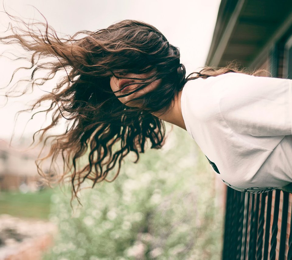 Обои девушка, модель, волосы, балкон, ветер, наклон, шатенка, girl, model, hair, balcony, the wind, tilt, brown hair разрешение 1920x1200 Загрузить