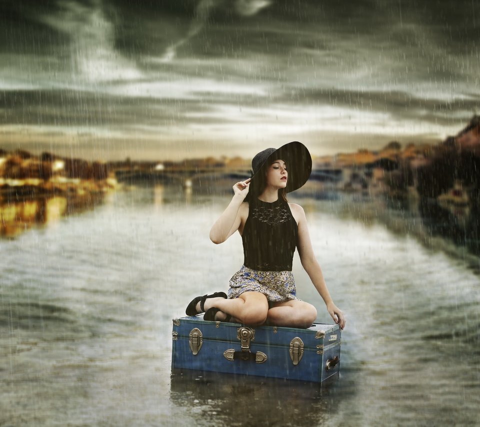 Обои девушка, брюнетка, дождь, шляпа, чемодан, girl, brunette, rain, hat, suitcase разрешение 2560x1600 Загрузить