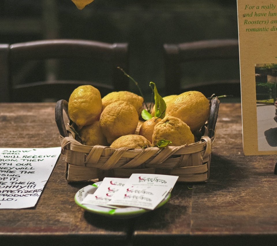 Обои фрукты, стол, натюрморт, лимоны, цитрусы, записи, fruit, table, still life, lemons, citrus, records разрешение 2880x1920 Загрузить