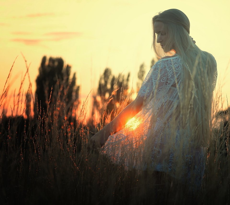 Обои свет, природа, закат, девушка, блондинка, light, nature, sunset, girl, blonde разрешение 2048x1313 Загрузить