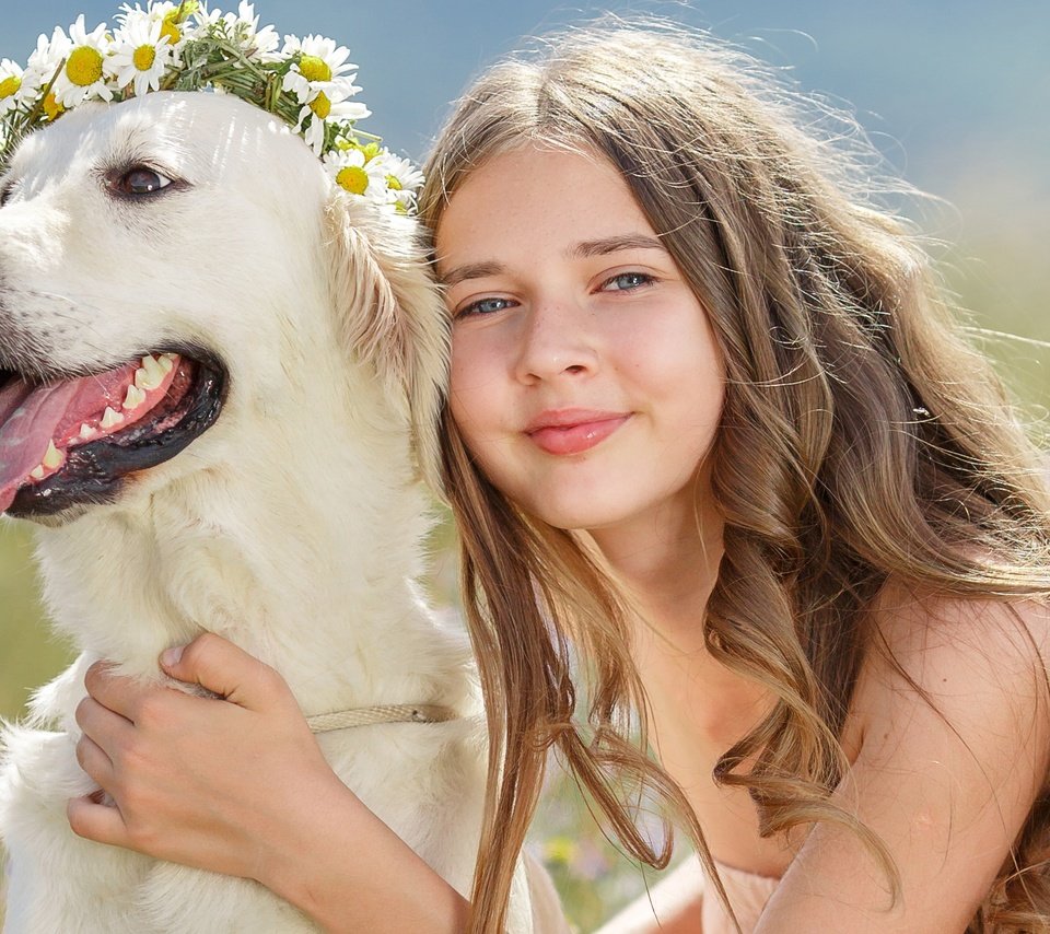 Обои цветы, улыбка, взгляд, собака, дети, девочка, венок, flowers, smile, look, dog, children, girl, wreath разрешение 5602x3400 Загрузить