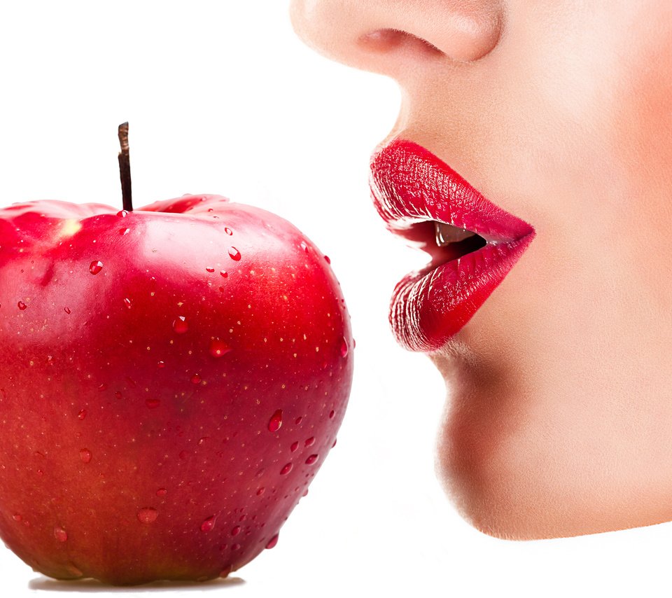 Обои девушка, красные, губы, лицо, белый фон, яблоко, красное, girl, red, lips, face, white background, apple разрешение 2705x1800 Загрузить