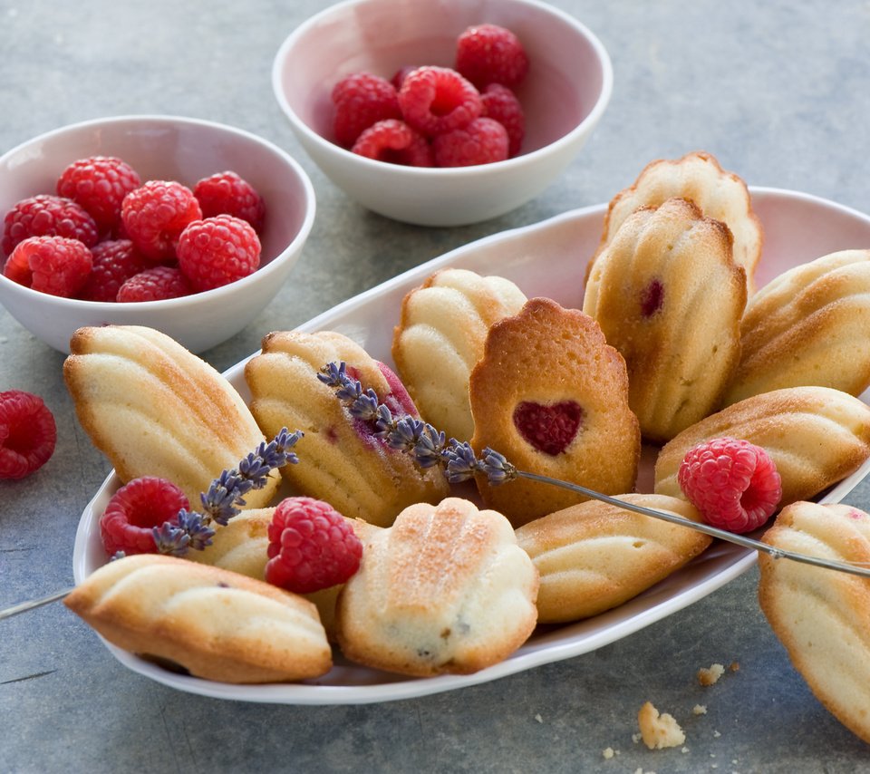 Обои лаванда, малина, ягоды, печенье, anna verdina, мадлены, анна вердина, lavender, raspberry, berries, cookies, his wife's, anna verdin разрешение 2000x1331 Загрузить