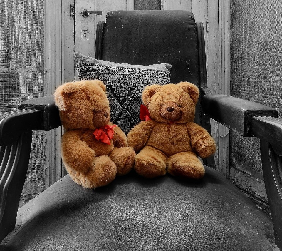 Обои мишки, кресло, игрушки, bears, chair, toys разрешение 2046x1345 Загрузить