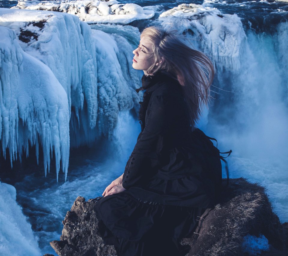 Обои солнце, снег, девушка, лёд, камень, исландия, godafoss, the sun, snow, girl, ice, stone, iceland разрешение 2048x1384 Загрузить