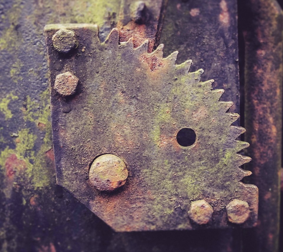 Обои металл, макро, механизм, ржавчина, шестеренка, death metal, metal, macro, mechanism, rust, gear разрешение 2010x1280 Загрузить