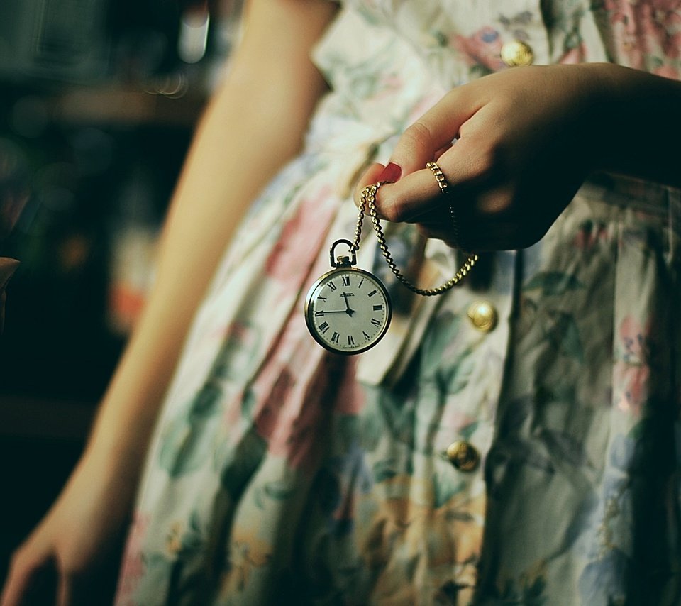 Обои рука, платье, часы, цепочка, hand, dress, watch, chain разрешение 1936x1296 Загрузить