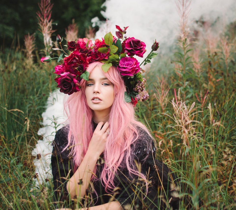 Обои цветы, трава, девушка, венок, розовые волосы, lauren hallworth, flowers, grass, girl, wreath, pink hair разрешение 2048x1365 Загрузить