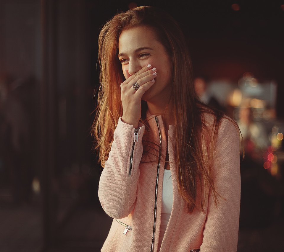 Обои девушка, кольцо, пальто, смеётся, girl, ring, coat, laughs разрешение 2048x1365 Загрузить