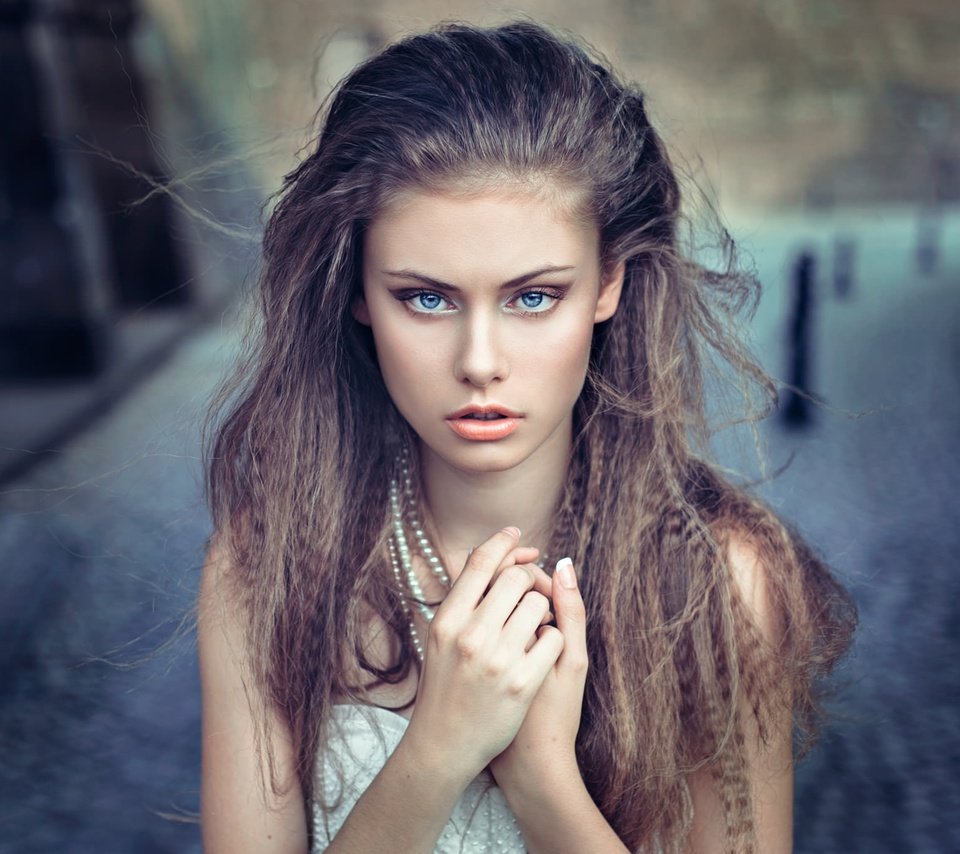 Обои девушка, портрет, модель, голубые глаза, жемчуг, длинные волосы, жемчужное ожерелье., girl, portrait, model, blue eyes, pearl, long hair, pearl necklace. разрешение 2048x1363 Загрузить